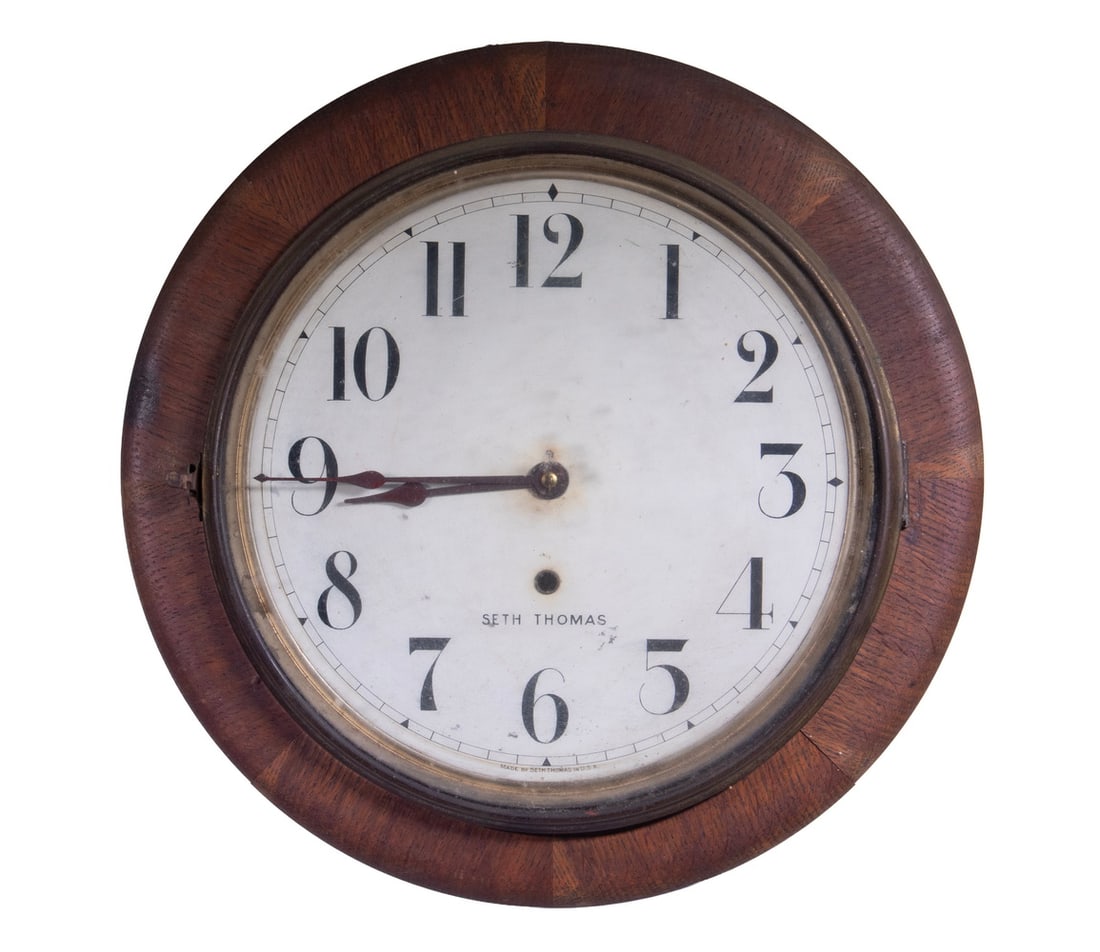 VINTAGE SETH THOMAS PORT HOLE WALL CLOCK: Antique Oak Cased Round Gallery Clock, 8-day time only movement. With Key. OS: 16 x 16 in. (40.6 x 40.6 cm.) Dial: 11 x 11 in. (27.9 x 27.9 cm.)