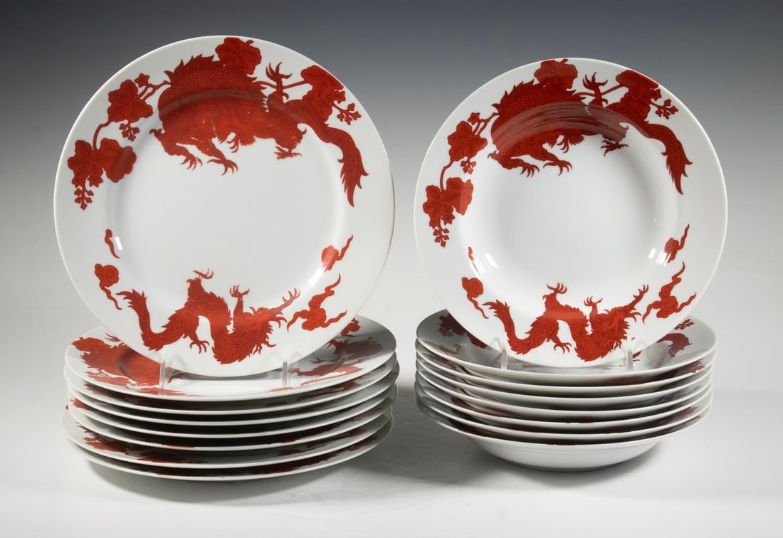 (16) FITZ AND FLOYD PORCELAIN DINNER AND SOUP PLATES WITH RED DRAGON DESIGN, 1975: Featuring (8) dinner plates and (8) rimmed soup plates. Each with vivid overglaze red dragon and cloud motifs inspired by traditional Chinese export ware. Marked on the base with the Fitz and Floyd tr