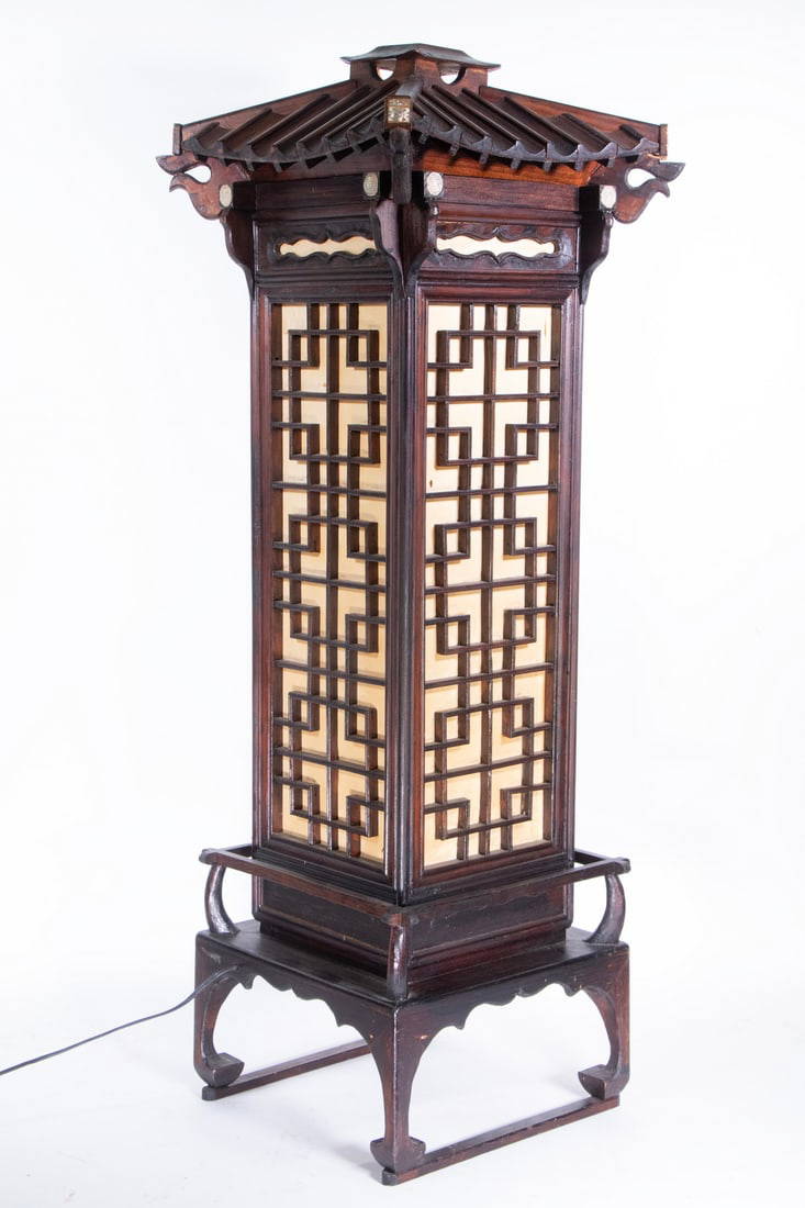 MID 20TH C. JAPANESE WOODEN FLOOR LAMP
