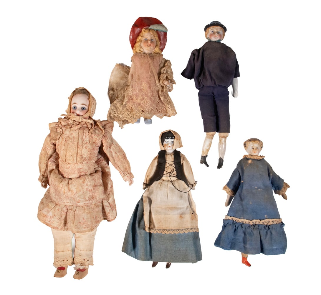 (5) SMALL LATE 19TH C. DOLLS: Including: Bisque head girls with blue glass eyes, matching pink dress and bonnet, cloth body; PLUS 12"; PLUS 7" bisque girl with lace dress and summer hat; PLUS 9" Venetian gondolier boy clot body, p