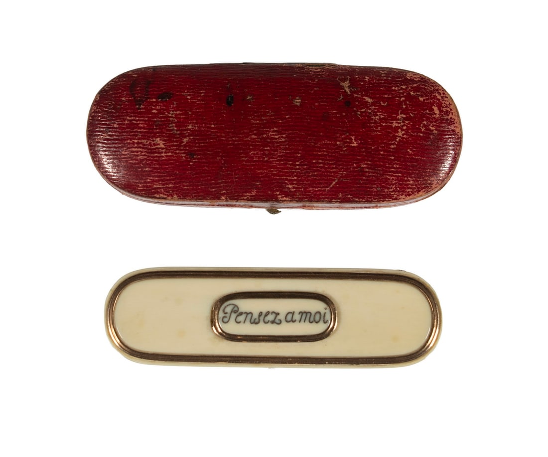 18TH C. FRENCH BEAUTY MARK BOX IN GOLD AND IVORY: Lozenge shaped box with gold banding, marked 'Pensez a moi' (Think of Me) on the hinged top, with mirror inside the hinged lid, ale green velvet lining below, designed to hold 'Mouche' or artificial b
