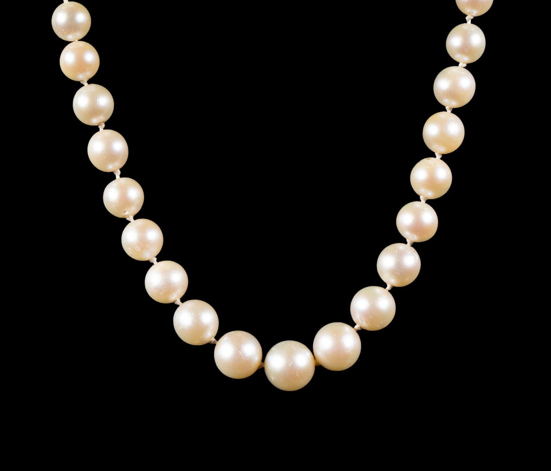 VINTAGE 14K GOLD CULTURED PEARL NECKLACE: A single-strand cultured pearl necklace (total 58 pearls), featuring graduated pearls measuring approximately 6mm to 10mm, exhibiting soft luster and cream overtones. Completed with a filigree 14K gol