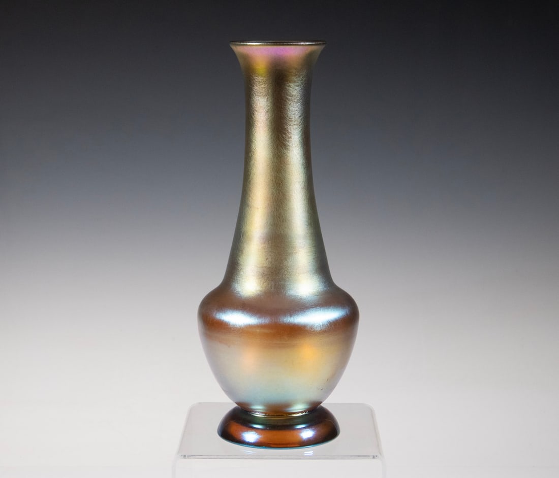 SIGNED NASH IRIDESCENT ART GLASS VASE (1 of 2)