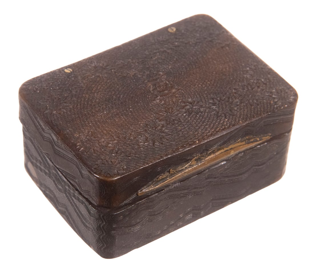 18TH C. PRESSED HORN SNUFF BOX (1 of 4)