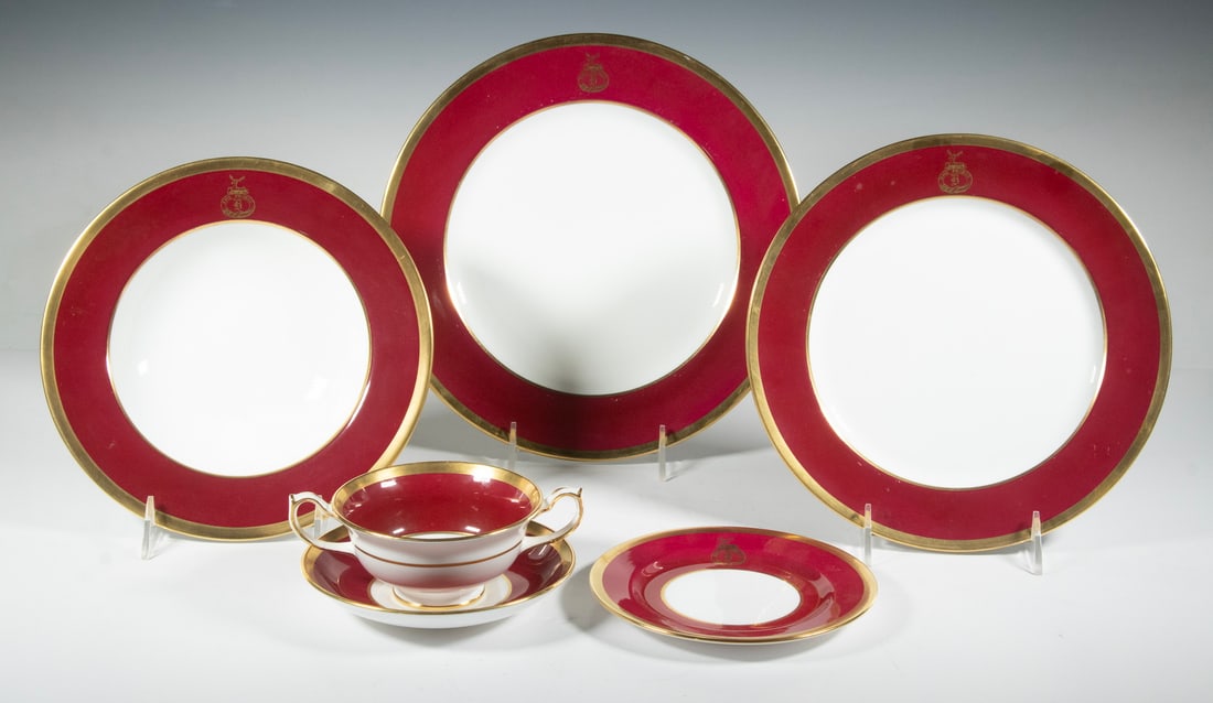 (73) ENGLISH HAMMERSLEY BONE CHINA PORCELAIN DINNER SERVICE WITH ARMORIAL CREST: An assembled set of (73) bone china dinnerware made by Hammersley & Co., retailed by Apsley Pellatt & Co., 3 Bloomsbury Street, London. Each piece is decorated with a deep crimson ground, rich gilt