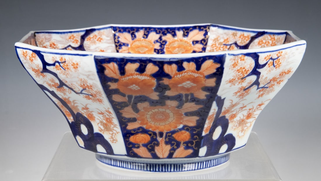 LARGE JAPANESE IMARI OCTAGONAL BOWL WITH MARK, MEIJI PERIOD (1 of 5)