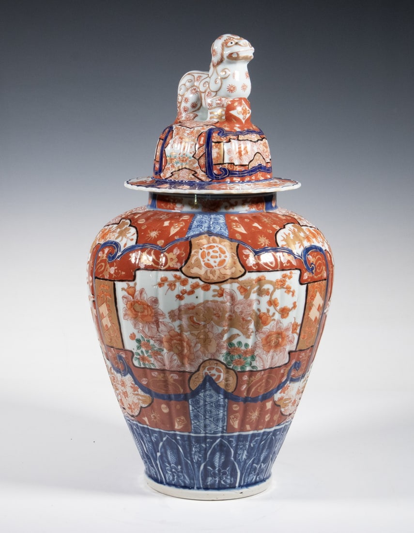 LARGE JAPANESE IMARI JAR WITH SHISHI FINIAL COVER, MEIJI PERIOD (1 of 5)