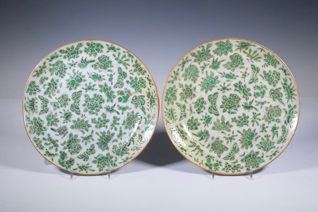 PR CHINESE EXPORT GREEN AND GILT FLORAL PORCELAIN PLATE, 19TH CENTURY (1 of 2)