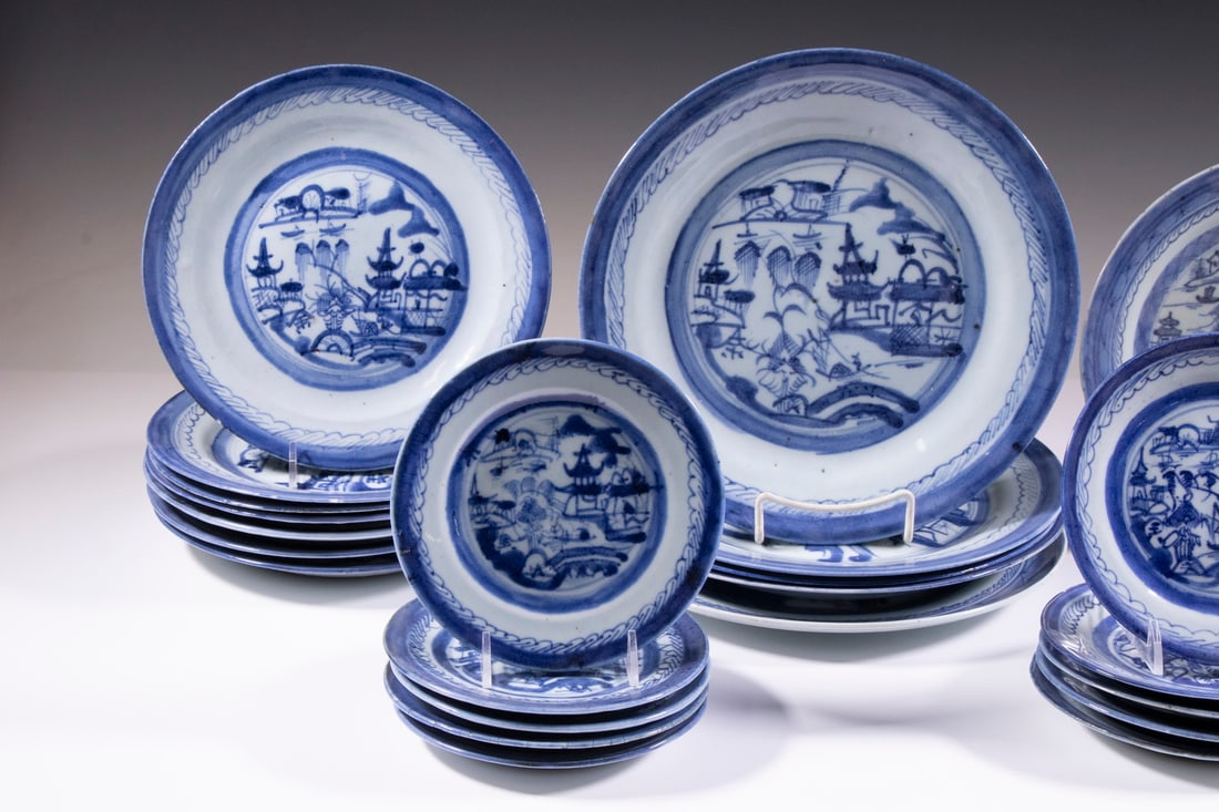 (26) CHINESE EXPORT PORCELAIN PLATES - 2