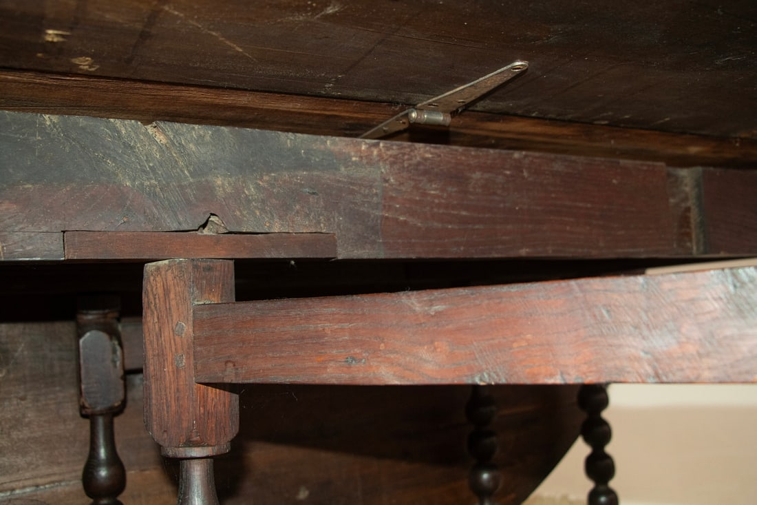 18TH C. WALNUT DROP-LEAF GATE LEG TABLE - 4