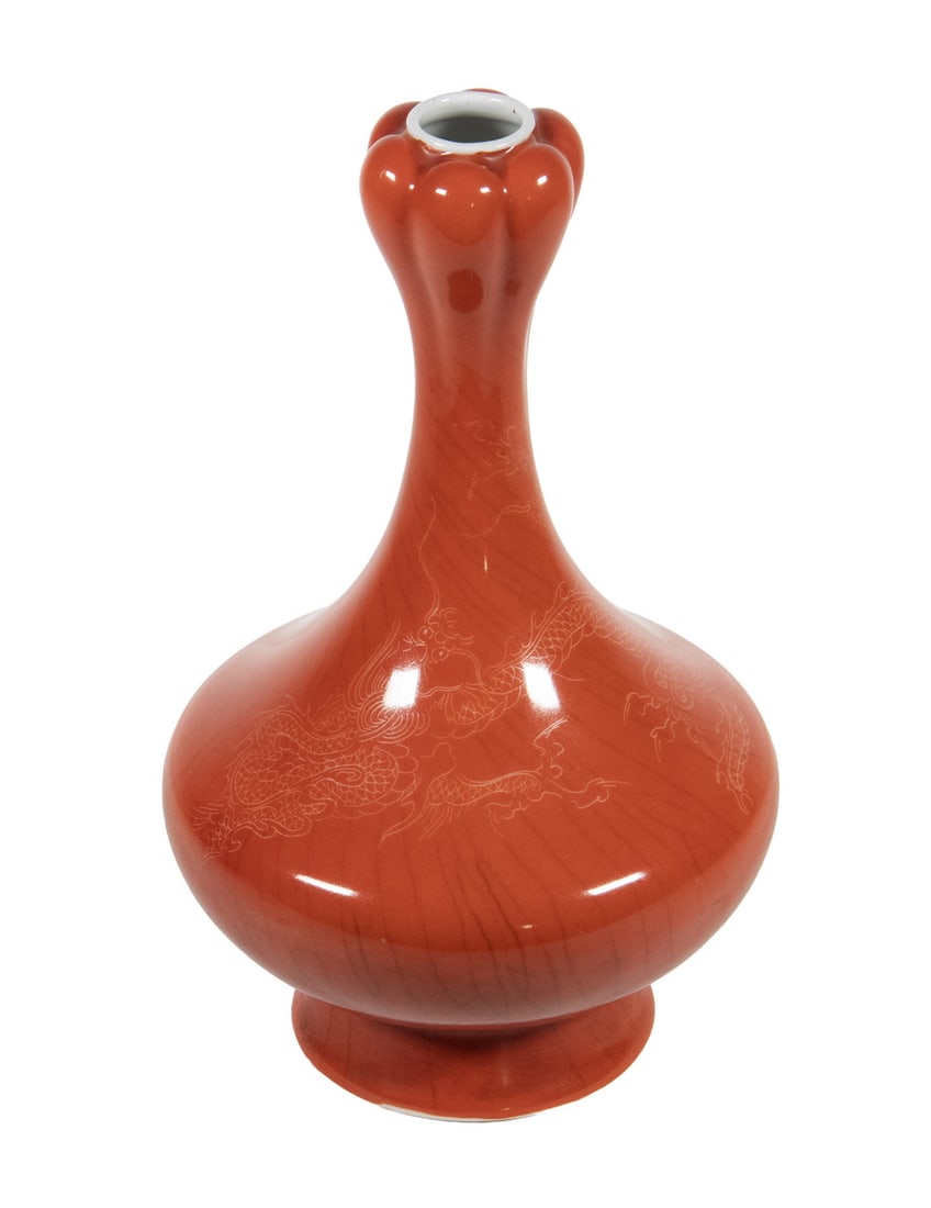 CHINESE ORANGE-GLAZED GARLIC-HEAD VASE WITH INCISED DRAGON: A bulbous porcelain garlic-head vase decorated in an even orange-red glaze with fine incised dragon motifs around the body. The glaze shows intentional crackle throughout. The base bears a