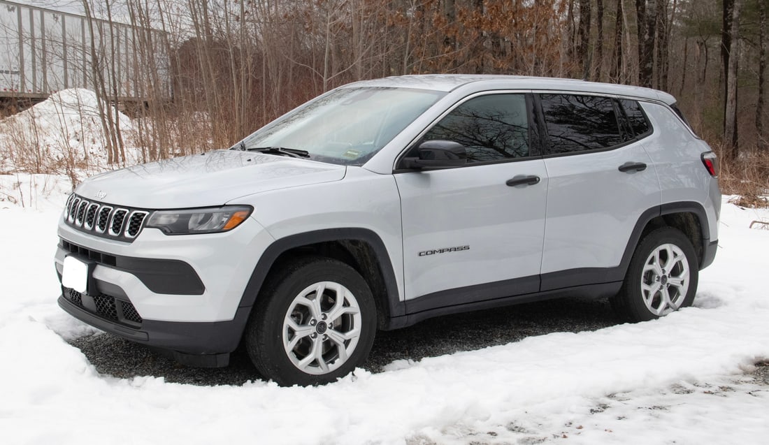 2025 JEEP COMPASS: An offering of a practically new Jeep Compass. Features four wheel drive, 8-speed automatic transmission with a 2-liter engine delivering 221 ft-lbs of torque. The interior is furnished in gray and bl