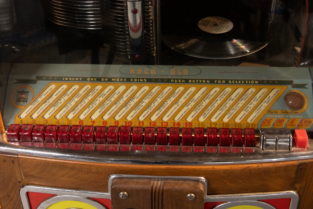 1946 ROCK-OLA JUKEBOX MODEL 1422 W/ RECORDS - 3