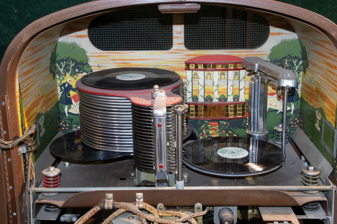 1946 ROCK-OLA JUKEBOX MODEL 1422 W/ RECORDS - 5