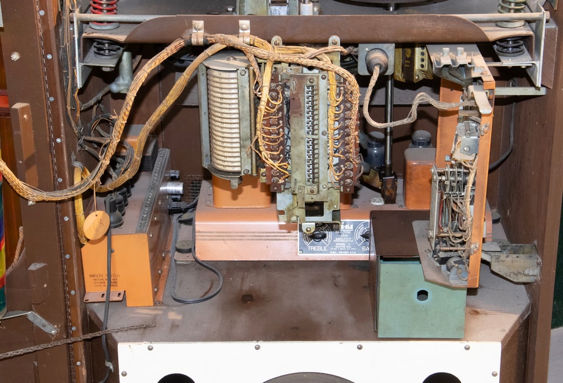 1946 ROCK-OLA JUKEBOX MODEL 1422 W/ RECORDS - 6