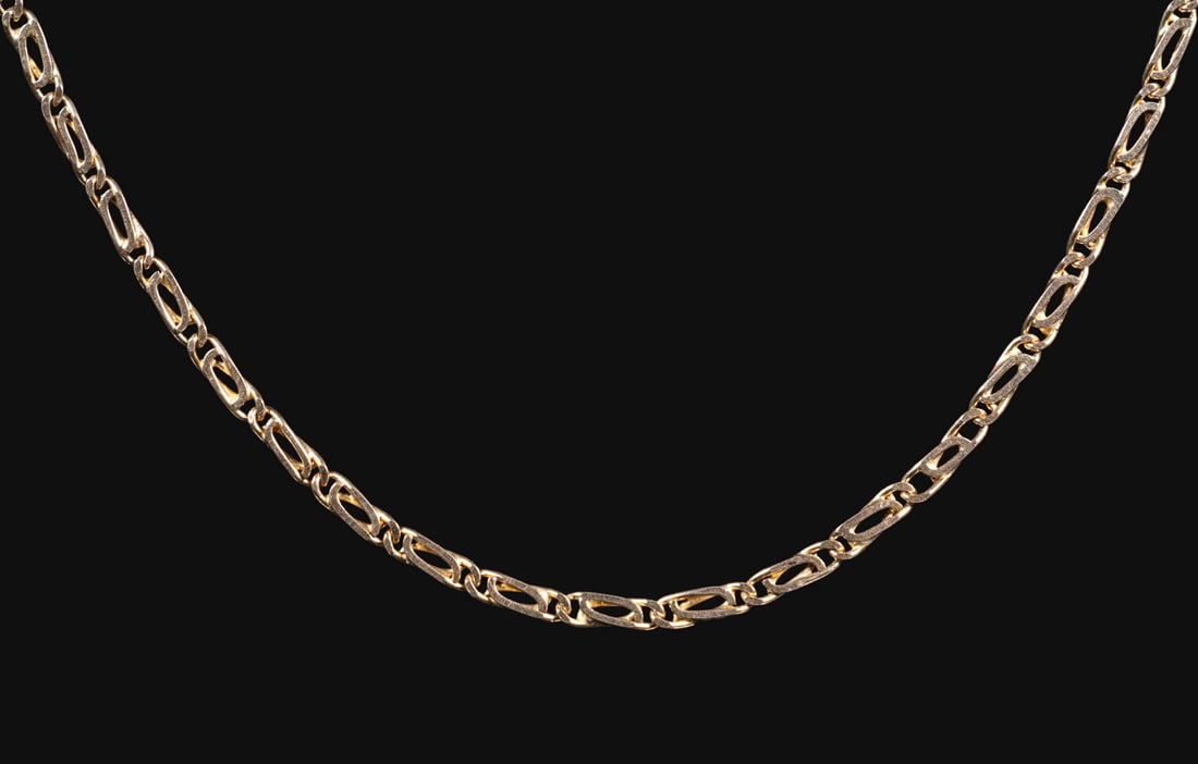 ITALIAN 14K YELLOW GOLD LINK CHAIN NECKLACE: A 14K yellow gold Italian chain composed of Figaro links in a repeating pattern, fitted with a lobster clasp stamped “14K ITALY.” 7.1 dwt. tw.Length: 29 1/2 in. (74.9 cm.)