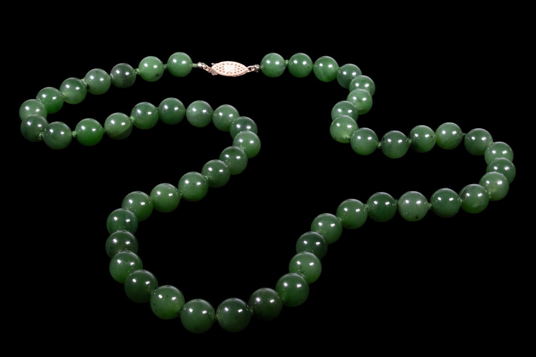 VINTAGE 10K GOLD CLASP SPINACH JADE BEAD NECKLACE (1 of 1)