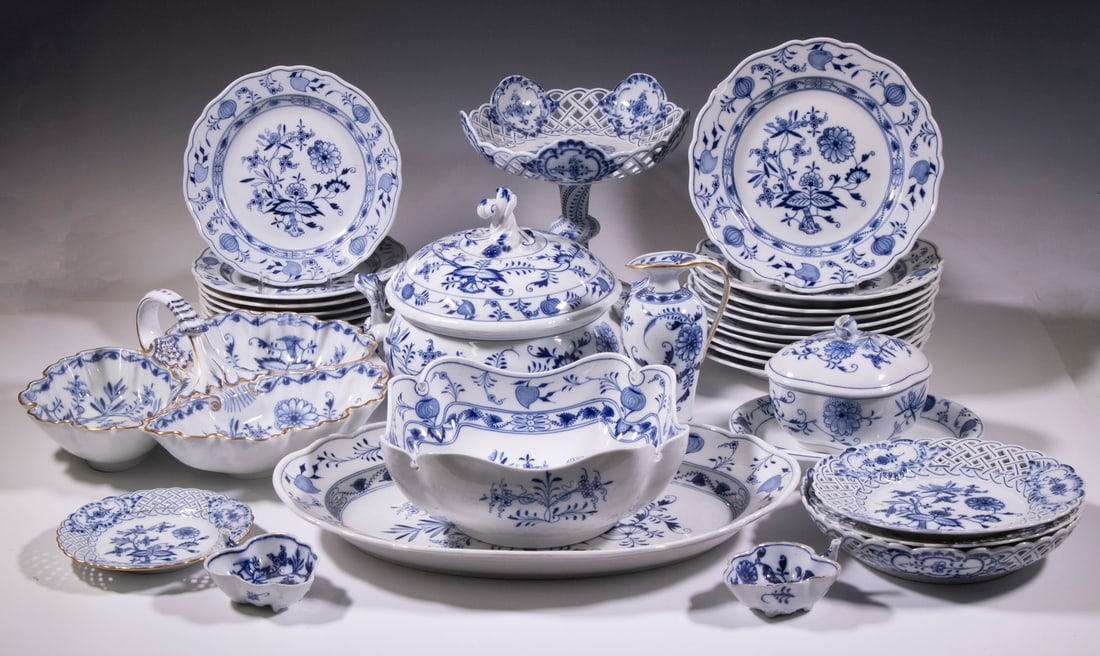 (30 PCS) MEISSEN "BLUE ONION" DINNERWARE (1 of 7)