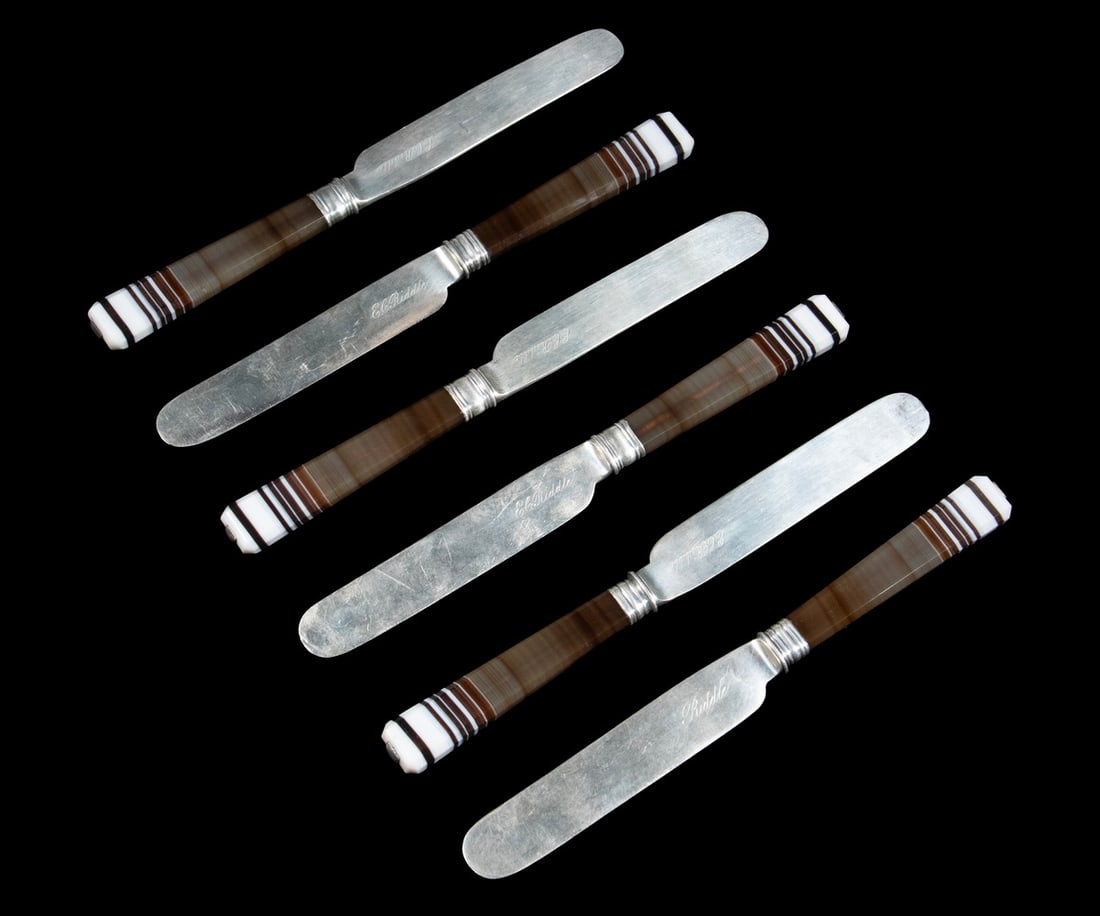 (6) E & D KINSEY COIN SILVER KNIVES WITH AGATE HANDLES: Set of (6) Mid-19th c. Knives, with coin silver blades by Edward & David Kinsey (Cincinnati, OH, active ca. 1844-1861), and agate handles, with maker's mark stamped on the blades, each blade also engr