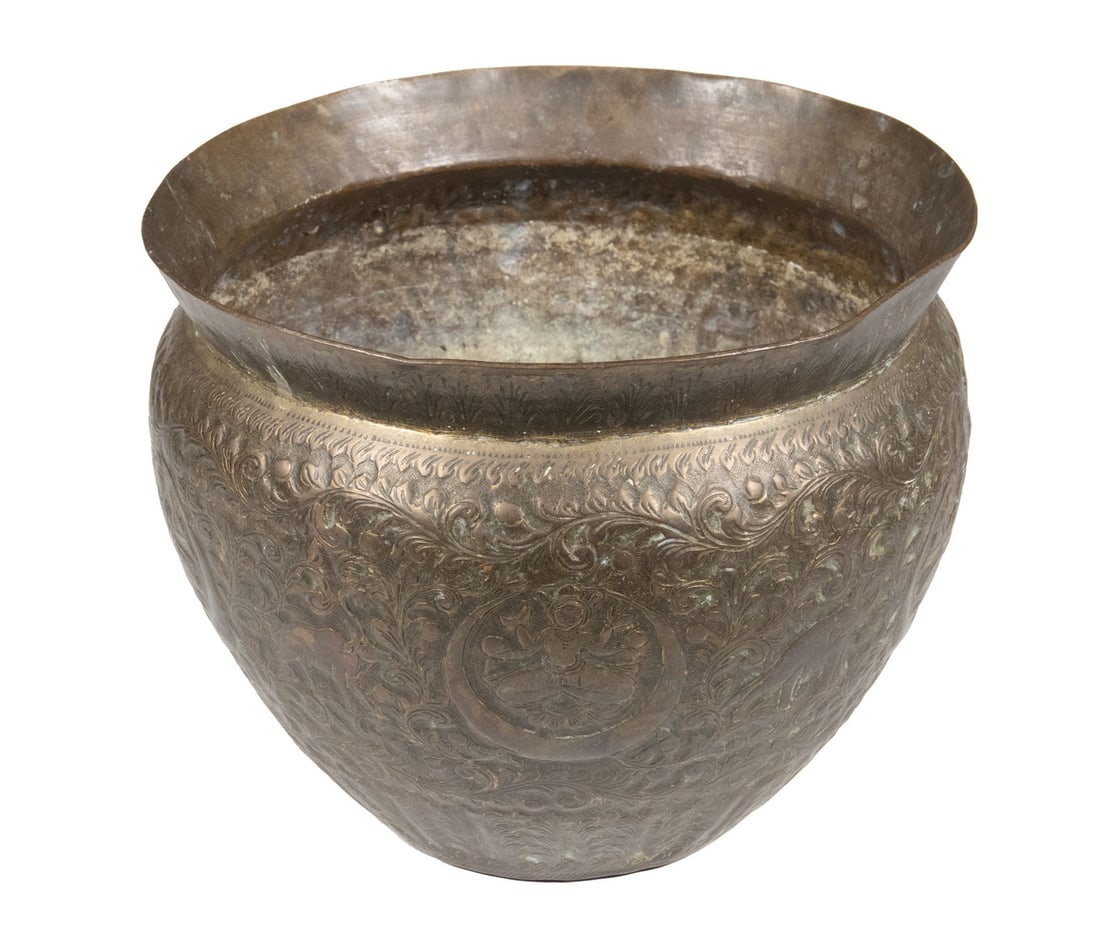 VINTAGE DECORATIVE BRASS PLANTER WITH REPOUSSE MOTIFS (1 of 4)