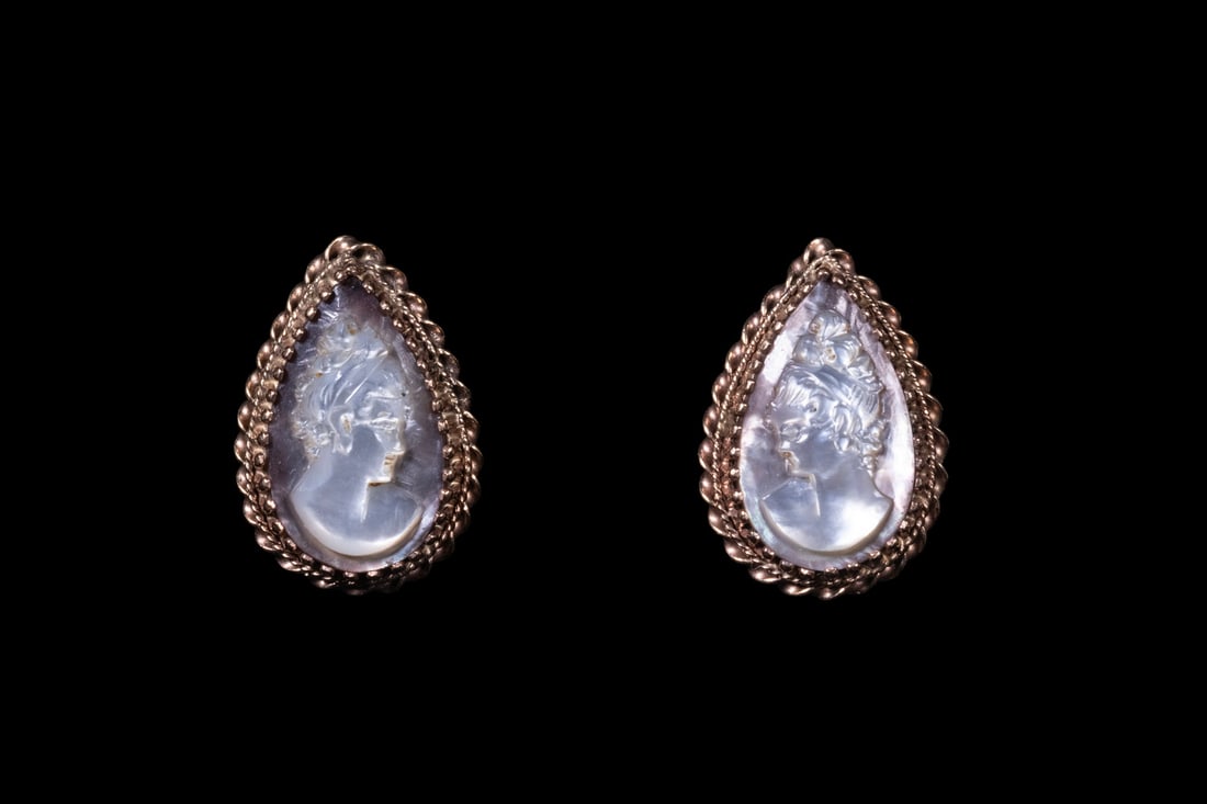 PR 14K GOLD MOTHER-OF-PEARL CAMEO EARRINGS (1 of 2)