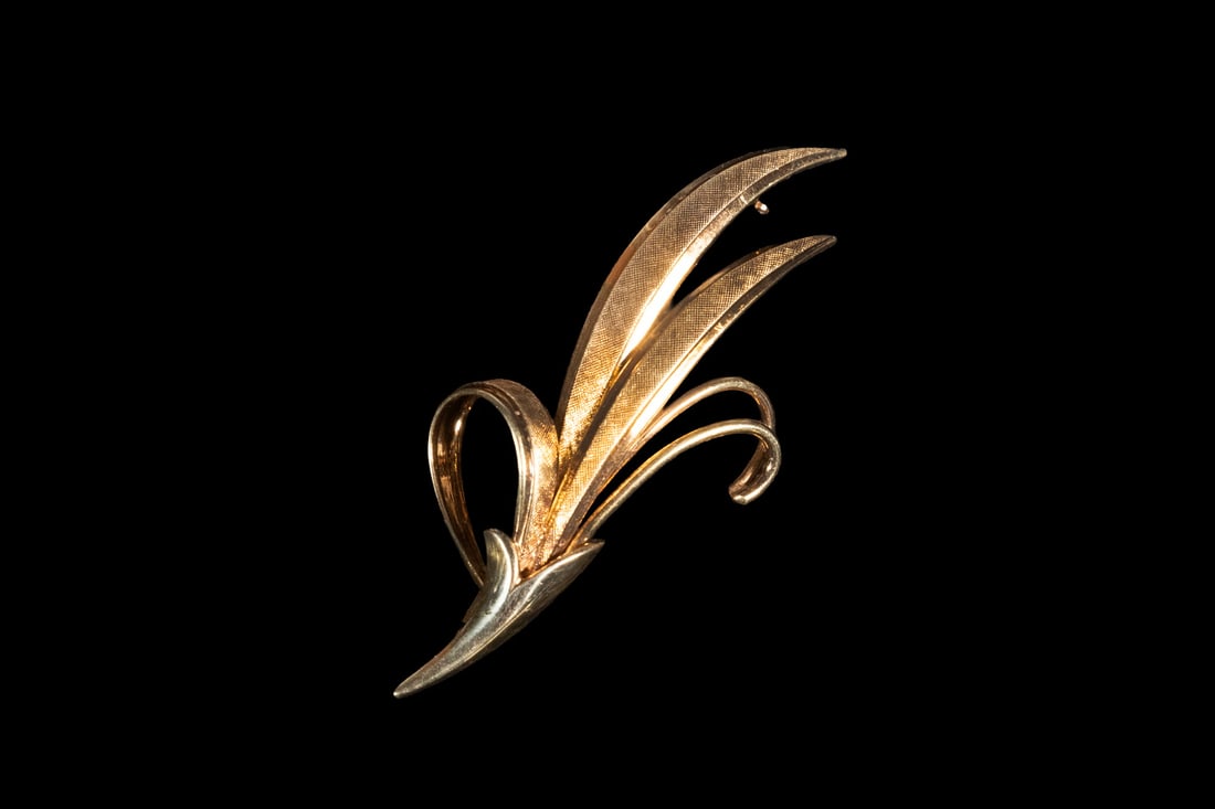VINTAGE TIFFANY & CO. 14K GOLD LEAF SPRAY BROOCH: VINTAGE TIFFANY & CO. 14K GOLD LEAF SPRAY BROOCHA sculptural 14K yellow gold leaf spray brooch designed with elongated, curling leaves, the surfaces finely textured to simulate natural veining and org