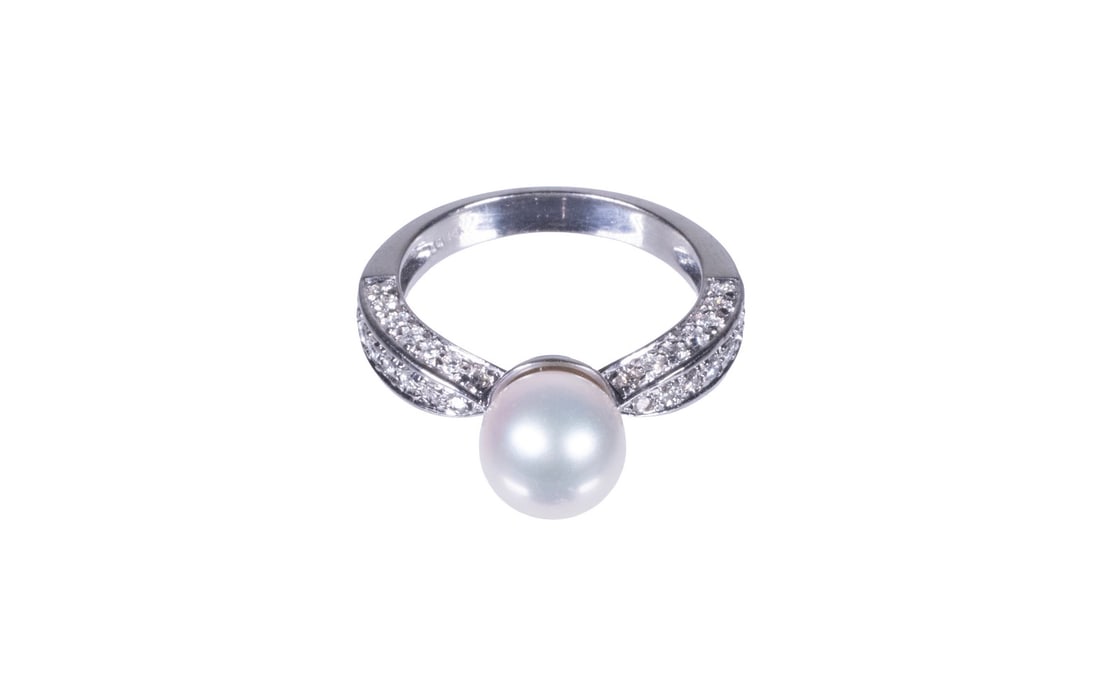 14K WHITE GOLD PEARL AND DIAMOND RING: 14K WHITE GOLD PEARL AND DIAMOND RINGA 14K white gold ring set with a 9mm round cultured pearl, accented by (42) round brilliant-cut diamonds pav?-set along the shoulders, stamped. 3.6 dwt. tw. Ring s
