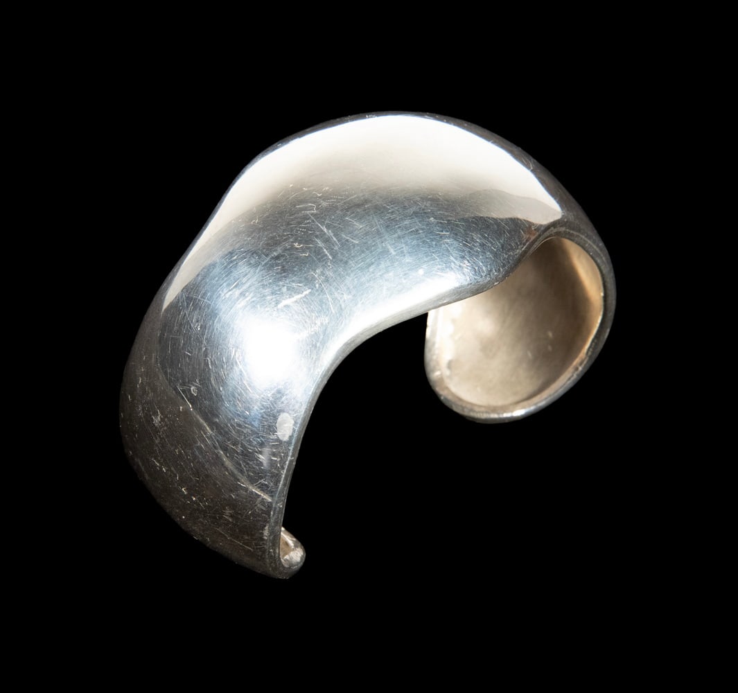 MEXICAN TALLERES DE LOS BALLESTEROS SILVER CUFF BRACELET: MEXICAN TALLERES DE LOS BALLESTEROS SILVER CUFF BRACELETA substantial modernist sterling silver cuff bracelet by Talleres de los Ballesteros, Taxco. Of sculptural, flowing form with high-polish surfac