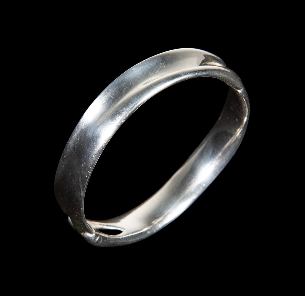 SPANISH JULI GUASCH MODERNIST STERLING SILVER HINGED BRACELET: SPANISH JULI GUASCH MODERNIST STERLING SILVER HINGED BRACELETA sculptural Spanish modernist sterling silver hinged bracelet by Juli Guasch, featuring a fluid, asymmetrical form with integrated clasp a
