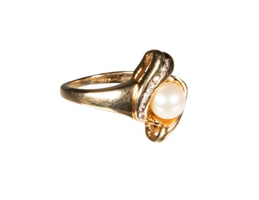 VINTAGE 10K GOLD PEARL AND DIAMOND RING