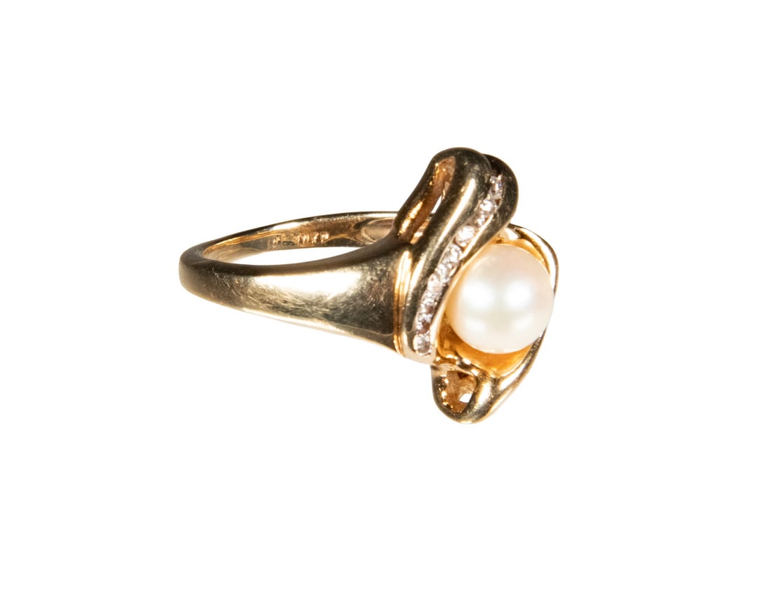 VINTAGE 10K GOLD PEARL AND DIAMOND RING (1 of 2)