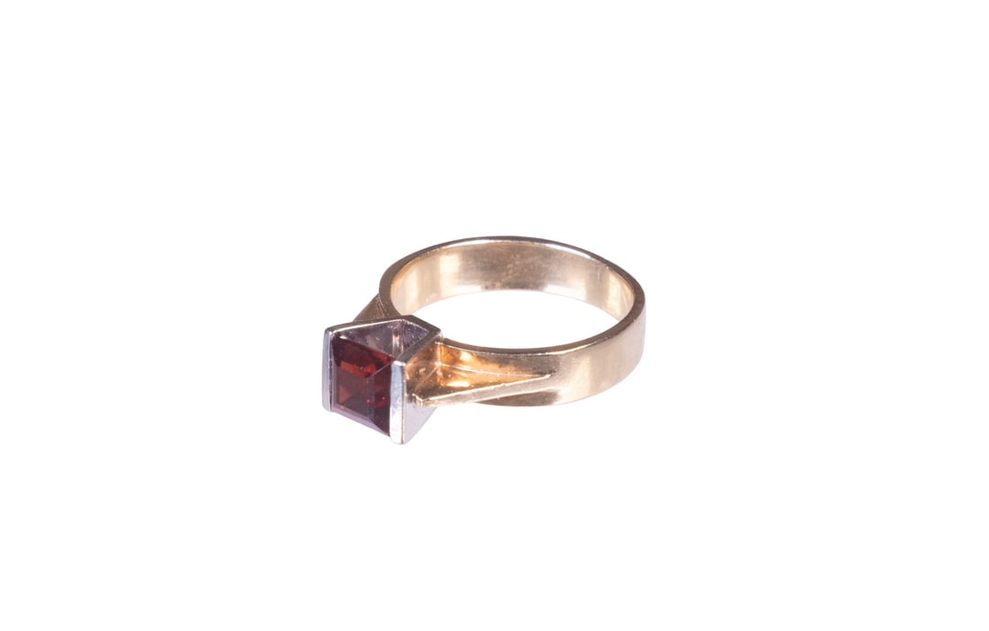 10K GOLD RED GARNET RING (1 of 1)