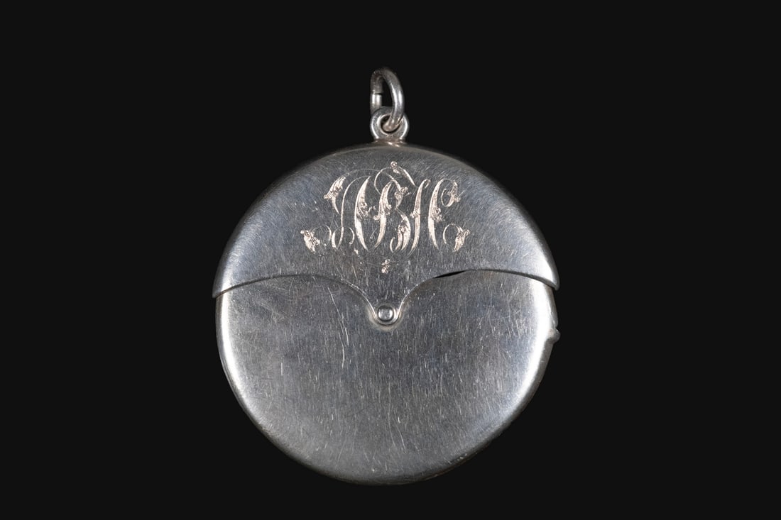 BIRMINGHAM STERLING SILVER VESTA CASE BY WILLIAM NEALE & SONS LTD, 1905 (1 of 2)