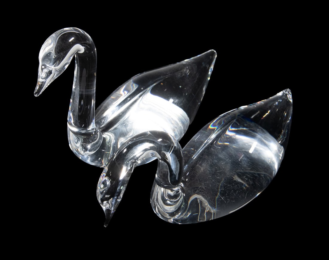 PR STEUBEN CLEAR ART GLASS SWANS (1 of 2)