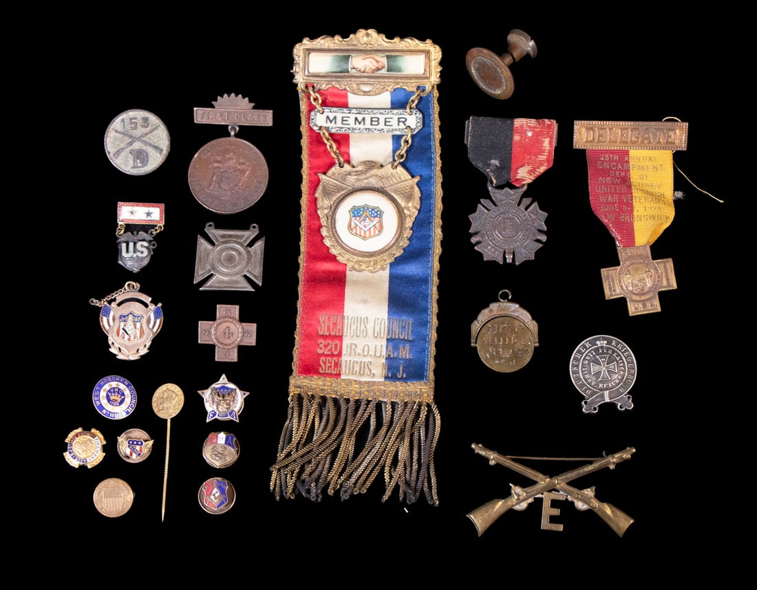 (22) US ARMY & MASONIC MEDALS, PINS & DECORATIONS: (22) US ARMY & MASONIC MEDALS, PINS & DECORATIONS Including: Seacaucus, NJ Council Ribbon, ca. 1910; Medal Delegate 1924 Span Am Veterans; Medal MIlitary Order of the Serpent; Hidden Message Spinner; 