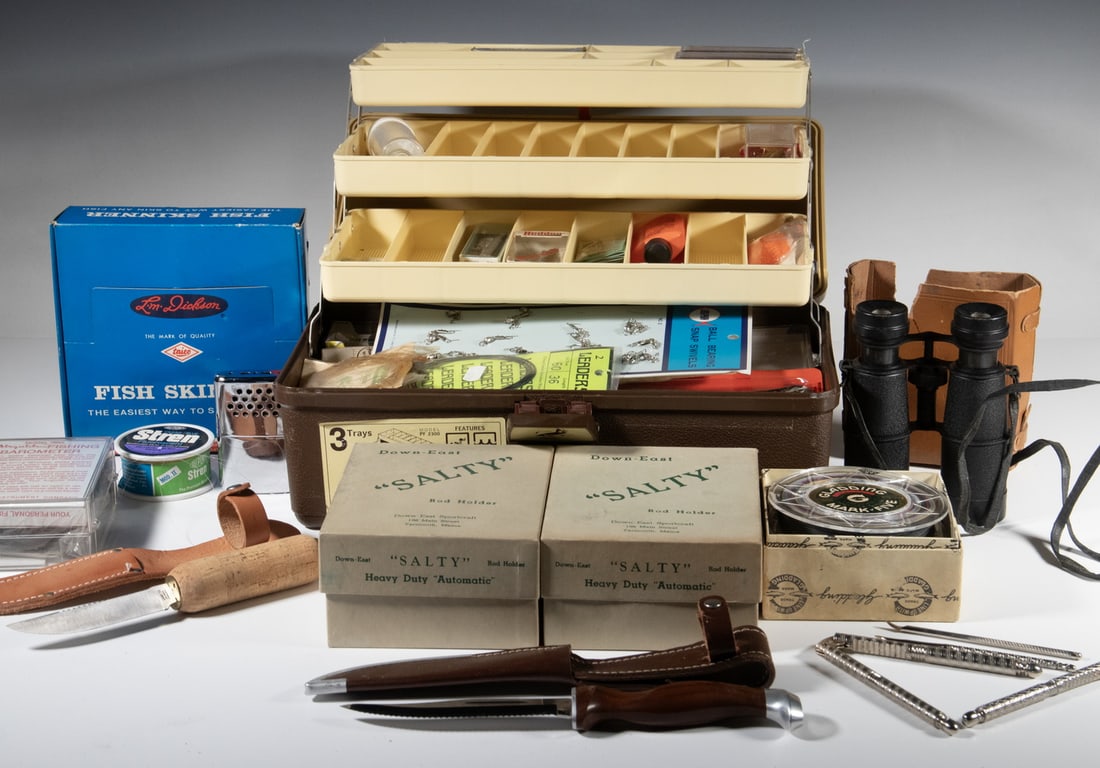 1970'S FISHING TACKLE BOX W/ KIT PLUS TRAY OF ACCESSORIES (1 of 4)