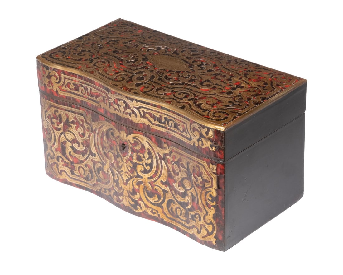 FRENCH BOULE-WORK SERPENTINE FRONT TEA CADDY: FRENCH BOULE-WORK SERPENTINE FRONT TEA CADDY 19th c. Tea Box, with shaped front, the lid and front panels of red and black faux tortoiseshell lacquer inlaid with engraved brass, with key, and with