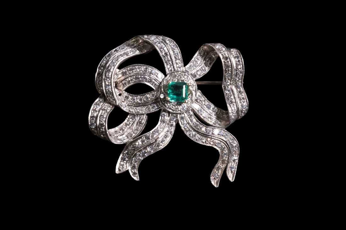 ART DECO 18K GOLD, DIAMOND AND EMERALD BOW BROOCH (1 of 2)