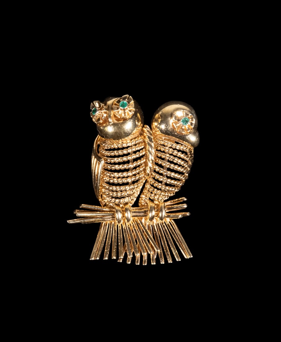 18K GOLD DOUBLE OWL BROOCH, ATTRIBUTED TO TIFFANY & CO.: 18K GOLD DOUBLE OWL BROOCH, ATTRIBUTED TO TIFFANY & CO. An 18K yellow gold brooch designed as two stylized owls perched side by side, featuring polished domed heads and textured ropework bodies. Each 