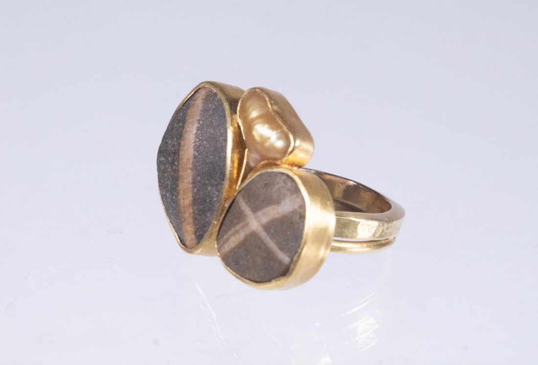 SHAW STUDIO 22K GOLD BEACHSTONE AND BAROQUE PEARL RING, MAINE (1 of 2)