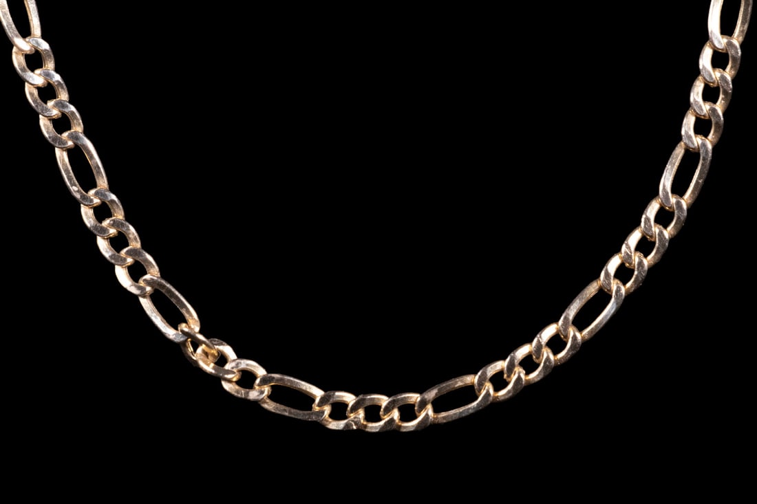 ITALIAN 14K GOLD FIGARO CHAIN NECKLACE: ITALIAN 14K GOLD FIGARO CHAIN NECKLACE A 14K yellow gold Figaro-link necklace, featuring a classic alternating long and short oval link pattern. Stamped 14K Italy at the clasp 6.2 dwt. tw. Overall goo