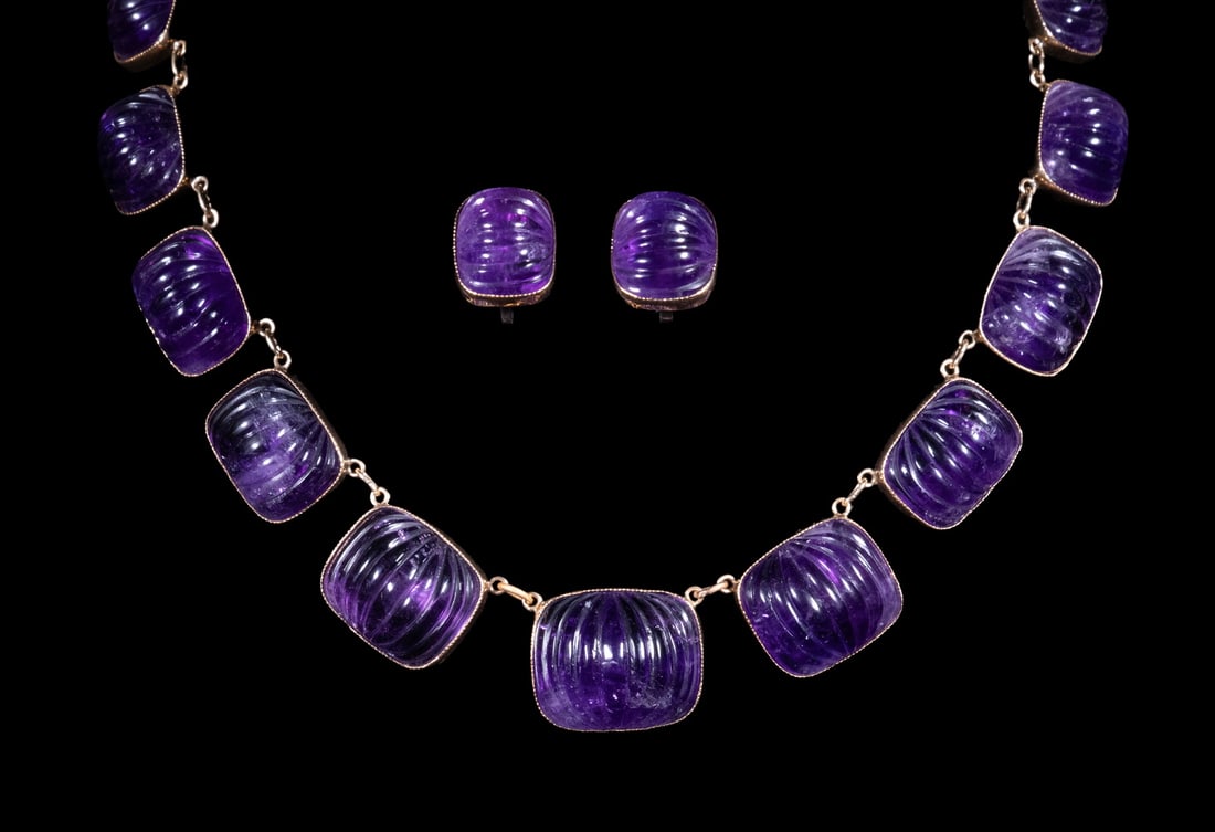 ANTIQUE VICTORIAN 14K GOLD AND STERLING AMETHYST SUITE: ANTIQUE VICTORIAN 14K GOLD AND STERLING AMETHYST SUITE A Victorian carved amethyst necklace and screw-back earring suite. The necklace set with a series of (18) fluted cushion-shaped amethysts mounted