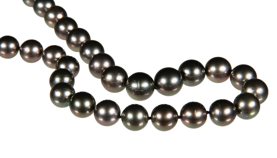 14K GOLD, DIAMOND AND SOUTH SEA BLACK PEARL NECKLACE: 14K GOLD, DIAMOND AND SOUTH SEA BLACK PEARL NECKLACE A strand of graduated black cultured pearls, measuring approximately 11.69 to 9.26 mm, composed of 41 pearls. The pearls display a deep charcoal