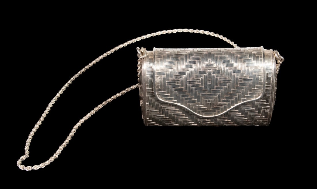 VINTAGE WOVEN STERLING SILVER CLUTCH: VINTAGE WOVEN STERLING SILVER CLUTCH By Nava Taxco Mexico. Stamped 925 Sterling. 22.4 toz. Chain measures 34" overall