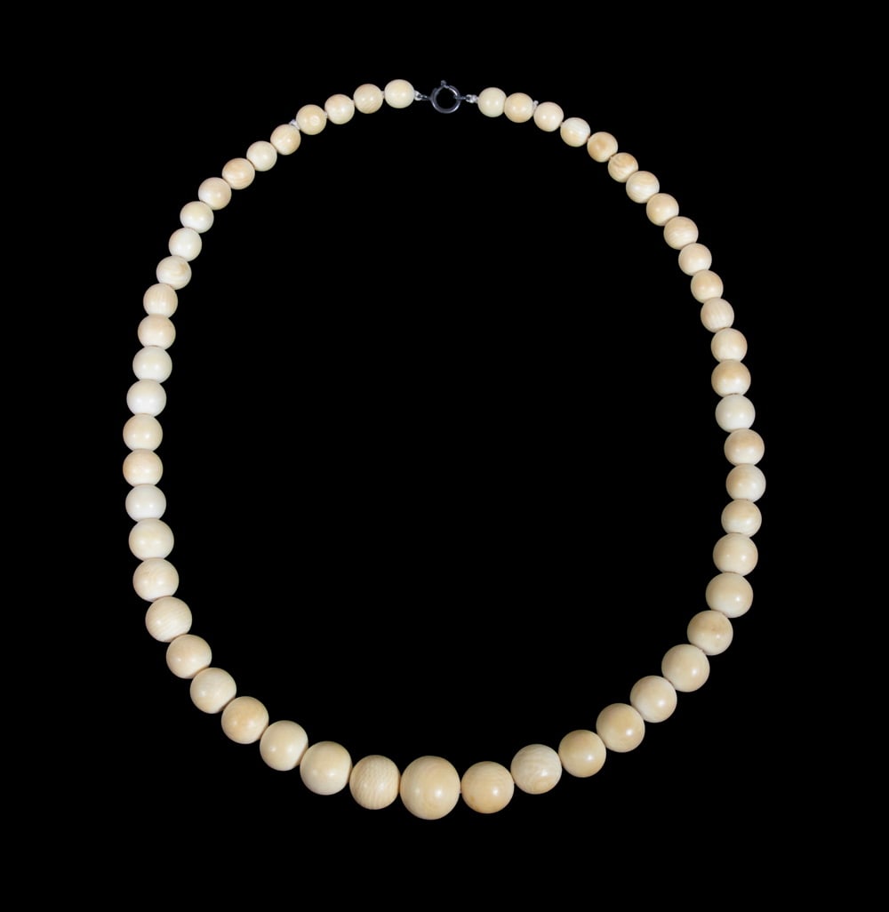 VINTAGE IMITATION IVORY GRADUATED BEAD NECKLACE (1 of 4)