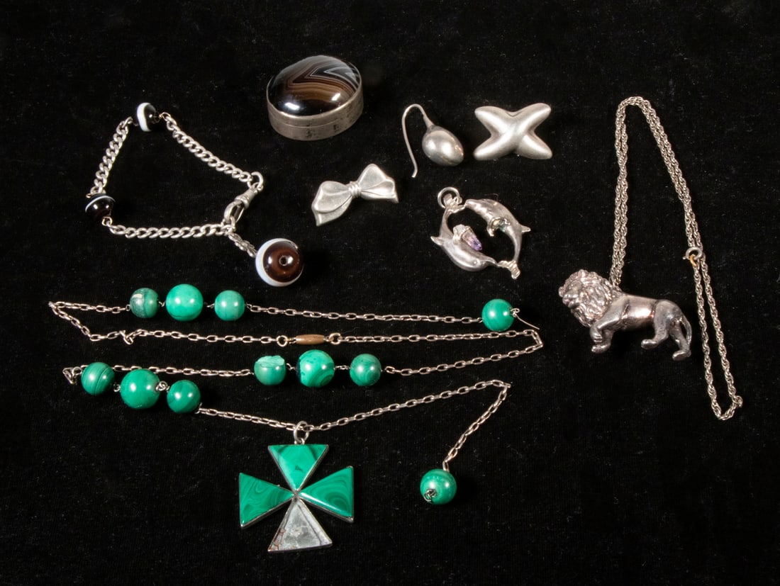 ASSORTED STERLING JEWELRY: ASSORTED STERLING JEWELRY Mixed Lot of Silver, incl: pill box, pendants, agate bracelet, malachite necklace, and odd earrings. Necklace damaged.