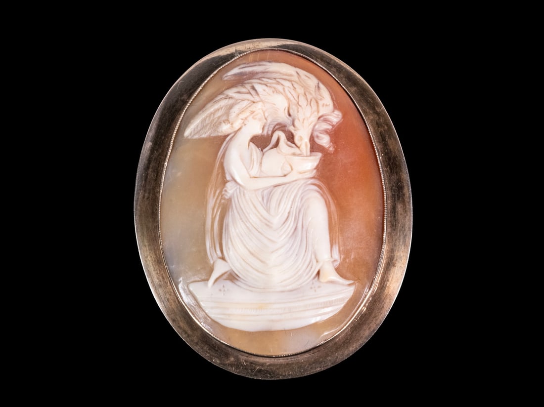 VICTORIAN LARGE 14K GOLD CARVED SHELL CAMEO BROOCH (1 of 2)