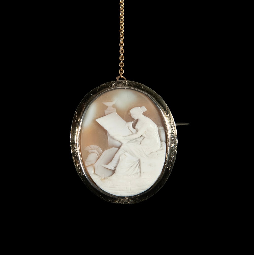 VICTORIAN 10K GOLD SHELL CAMEO BROOCH (1 of 2)