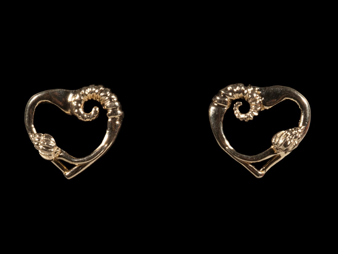 PR 14K GOLD OPEN HEART SHELL MOTIF EARRINGS (1 of 2)