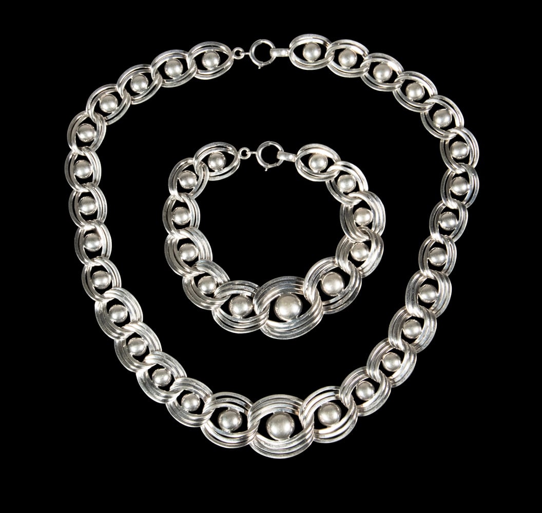 (2 PCS) MODERNIST STERLING SILVER NECKLACE AND BRACELET SUITE: (2 PCS) MODERNIST STERLING SILVER NECKLACE AND BRACELET SUITE A modernist sterling silver necklace and matching bracelet composed of interlocking concentric arc-form links centered by polished silver 
